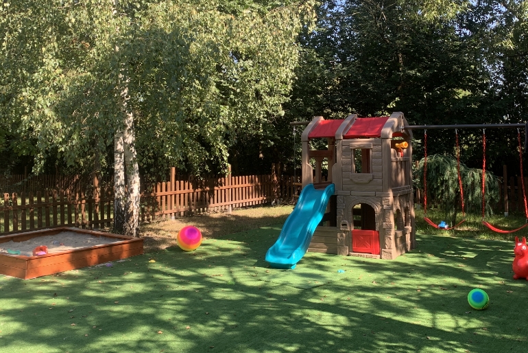 Piaskownica i zjeżdżalnia, przedszkole Bajka na Brzegowej, Łomianki