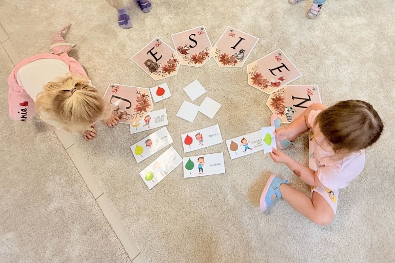 Zabawy o jesieni na dywanie, przedszkole Bajka na Brzegowej, Łomianki