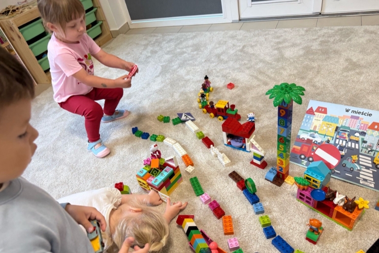 Zabawa klockami, nauka liczb, przedszkole Bajka na Brzegowej, Łomianki