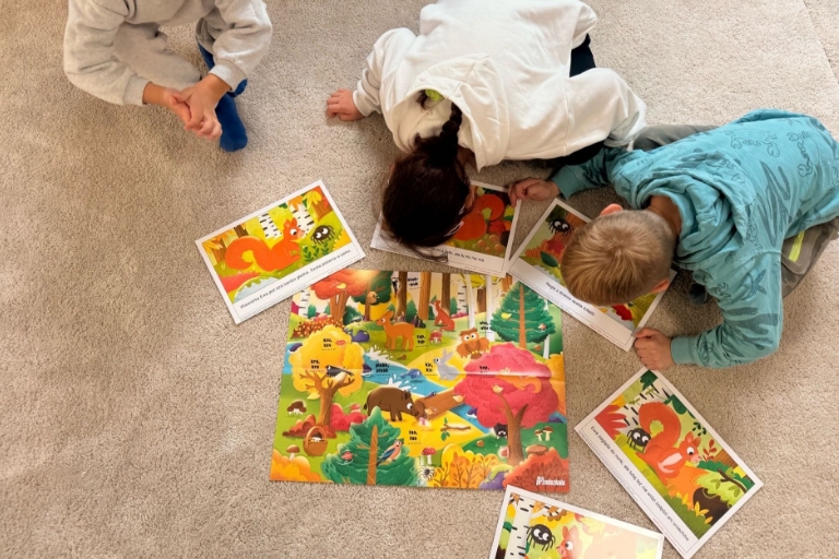 Układanie dużych puzzli, współpraca, przedszkole Bajka na Brzegowej, Łomianki