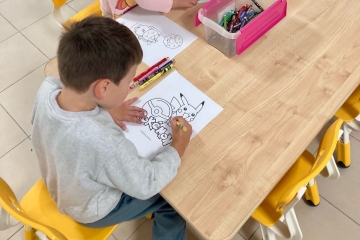 Zajęcia plastyczne przy stoliku, przedszkole Bajka na Brzegowej, Łomianki